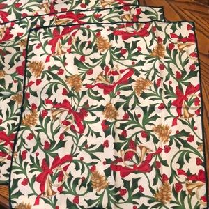 4 beautiful Christmas napkins - perfect condition
